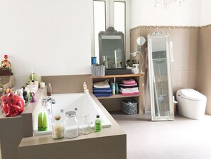 Bruser, boblebadekar, hårtørrer, bidet