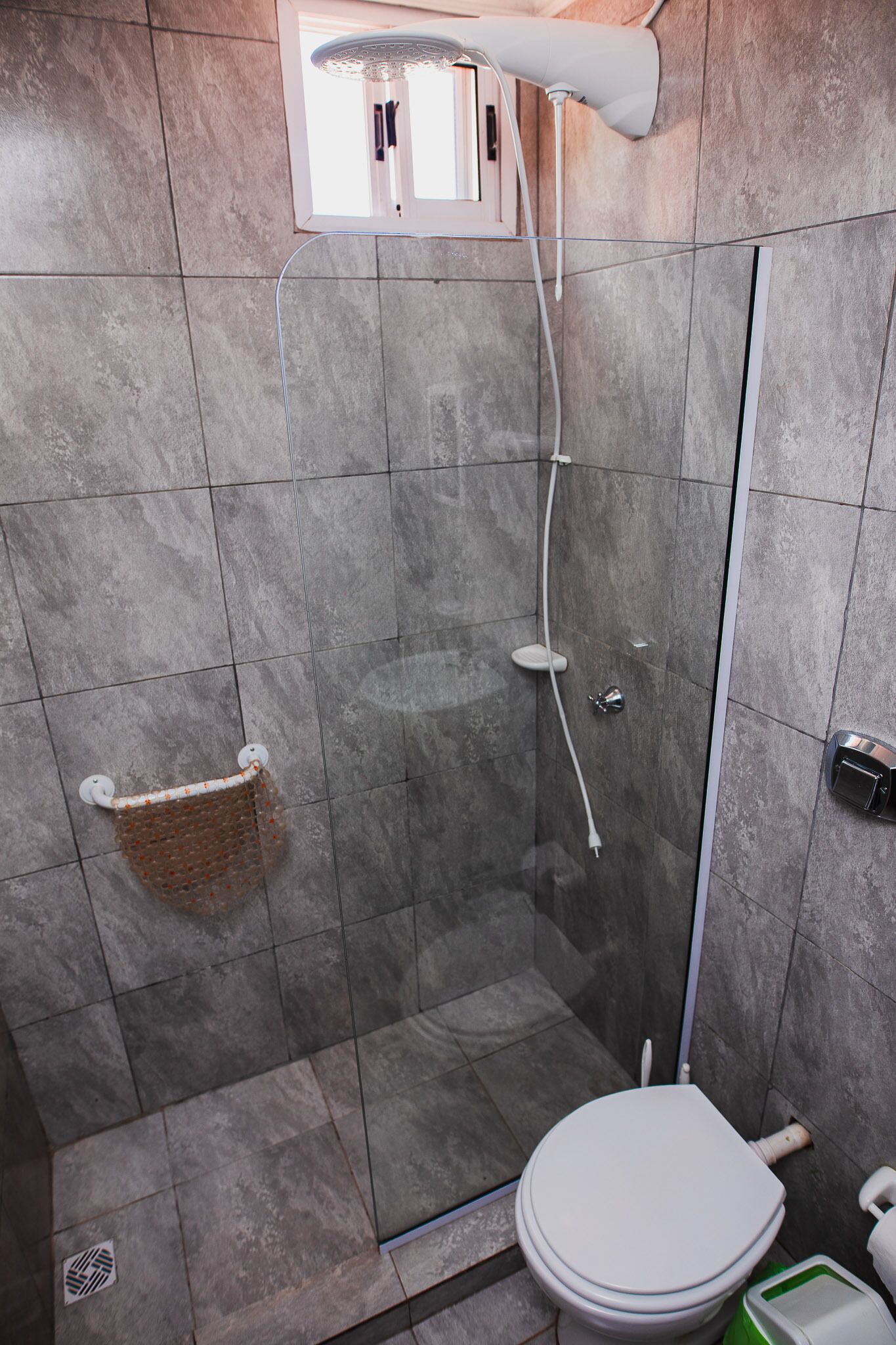 Standard Triple Room | Bathroom | Shower, rainfall showerhead, hair dryer, towels