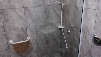 Standard Triple Room | Bathroom | Shower, rainfall showerhead, hair dryer, towels