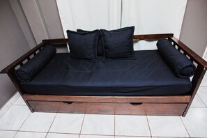 Chambre triple Standard | Literie hypoallergĂ©nique, ameublement unique, rideaux dâobscurcissement