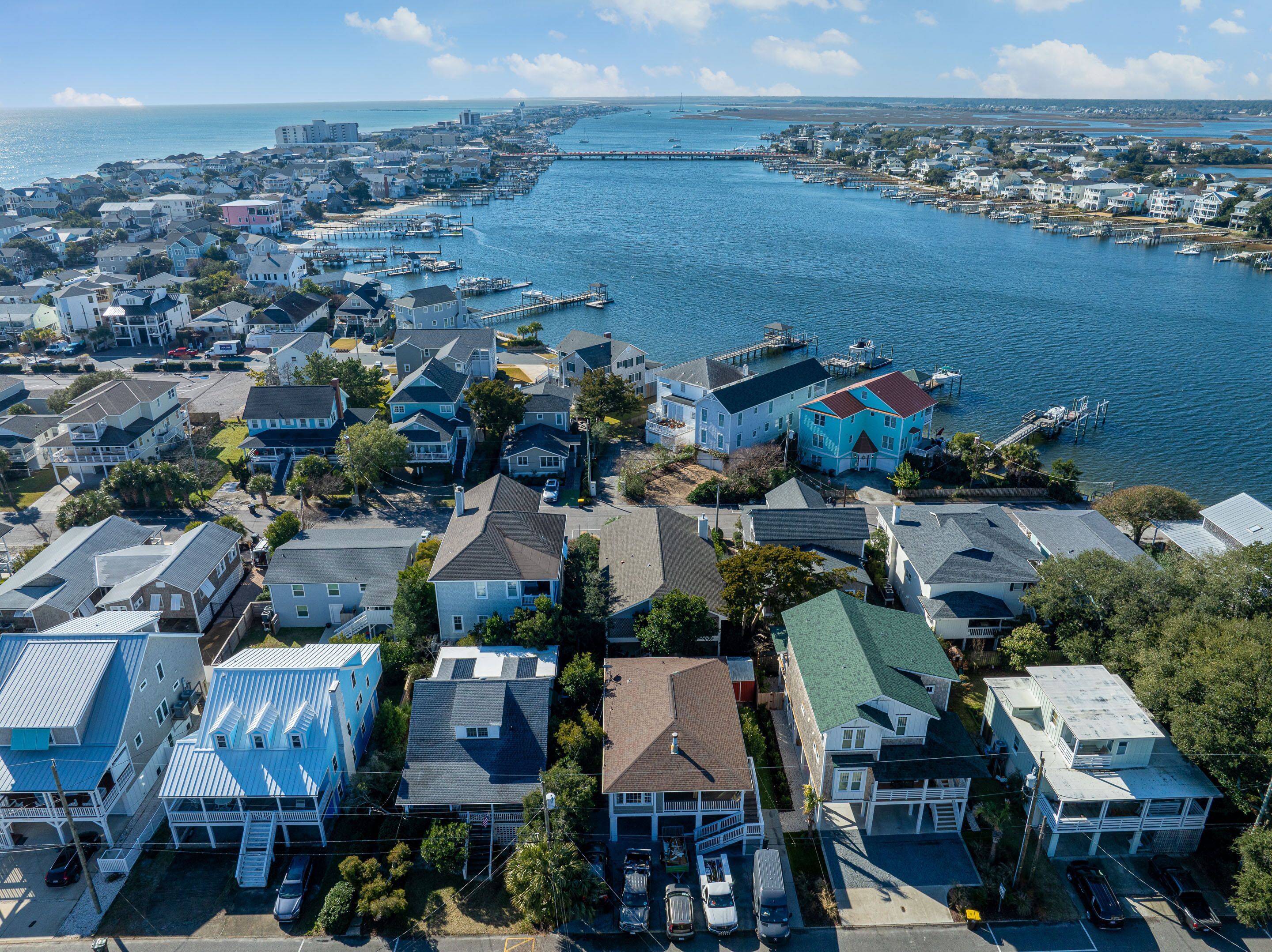Une zone résidentielle côtière comprenant des maisons, des quais et un port de plaisance.