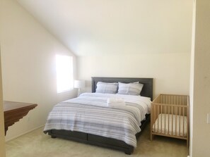 4 slaapkamers, een bureau, een strijkplank/strijkijzer, reisbedje