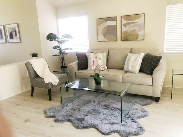 Smart TV, fireplace - Lovely 4BR3BA House downstairs office private fenced yard 30% monthly discount (Moreno Valley)