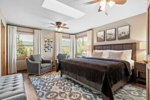 3 Schlafzimmer, Schreibtisch, Bügeleisen/Bügelbrett, Reisekinderbett