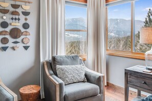 Smart-TV, Kamin, Stereoanlage