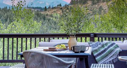 Sunset Mountain Views 5 min to Town on 3 Acres, Firepit, Grill, Fenced Yard
