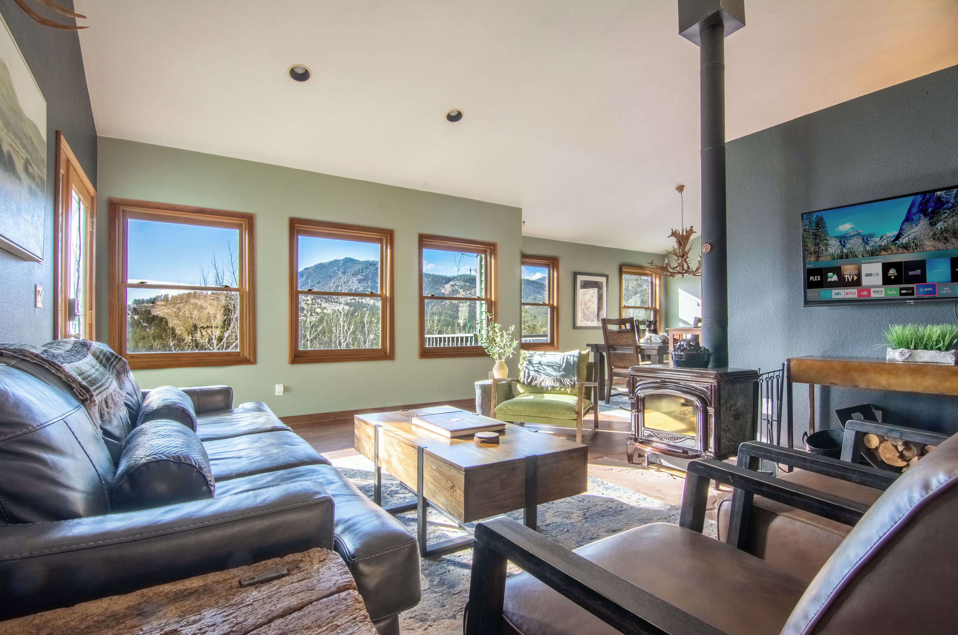 Smart TV, chimenea, estéreo