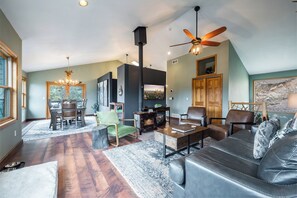 Smart-TV, Kamin, Stereoanlage