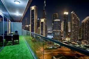 Property grounds - Burj Khalifa Views 2BR with Infinity Pool in Downtown close to metro & DubaiMall (Dubai)