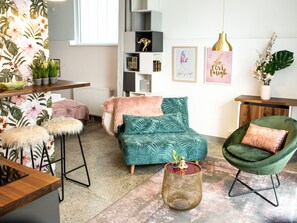 Studio (Papageno) | Living area | 60-cm Smart TV with digital channels - Nikolai Homes (Vienna)