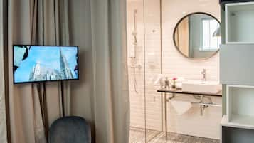Studio (Papageno) | Badezimmer | Dusche, Designer-Toilettenartikel, Haartrockner, Hausschuhe