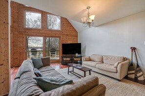 Fernseher, Tischfußball, Bücher