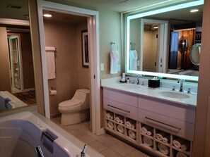 Jetted bath, hair dryer, towels, soap - Upscale hotel resort minutes away from the Vegas Strip for family fun! (Las Vegas)