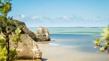 Plage à proximité, chaises longues