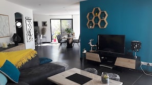 TV connectée, lecteur de DVD, livres, chaîne hi-fi