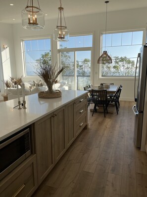 Interior - 180 degree lake view, luxury Port Stanley escape overlooking the beach! (Port Stanley)