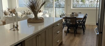 180 degree lake view, luxury Port Stanley escape overlooking the beach!