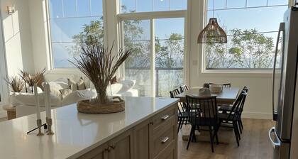 180 degree lake view, luxury Port Stanley escape overlooking the beach!