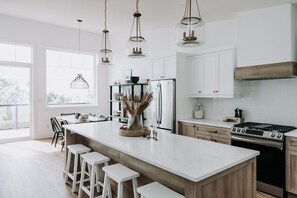 Fridge, microwave, oven, stovetop - 180 degree lake view, luxury Port Stanley escape overlooking the beach! (Port Stanley)