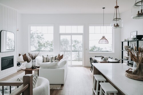 180 degree lake view, luxury Port Stanley escape overlooking the beach!