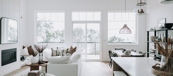 180 degree lake view, luxury Port Stanley escape overlooking the beach!