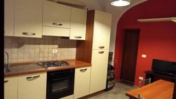 Kühlschrank, Ofen, Herdplatte, Wasserkocher mit Kaffee-/Teezubehör