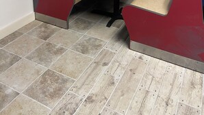 Een zithoek met een tafel en twee zitplaatsen.