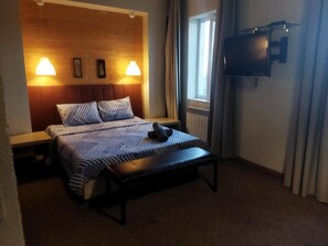Dobbeltrom – comfort, privat bad | Skrivebord for bærbar PC, lydisolert og wi-fi (inkludert)