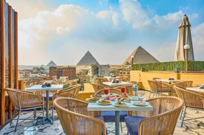 Rooftop terrace - cleopatra tower pyramids view (Giza)