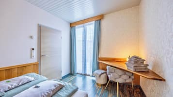 2 bedrooms, desk, iron/ironing board, free WiFi