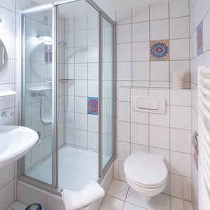 Douche, sèche-cheveux, serviettes fournies, savon