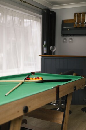 เอ็กเซกคิวทีฟอพาร์ทเมนท์ | บริเวณนั่งเล่น | ทีวีจอแบน