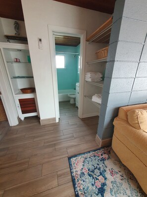 Interior - Cute 2 bedr bungalow, 5 min. Walk to sparkling white sandy Beach!! (Panama City Beach)