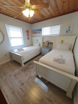 Room - Cute 2 bedr bungalow, 5 min. Walk to sparkling white sandy Beach!! (Panama City Beach)