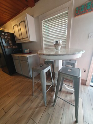 Dining - Cute 2 bedr bungalow, 5 min. Walk to sparkling white sandy Beach!! (Panama City Beach)