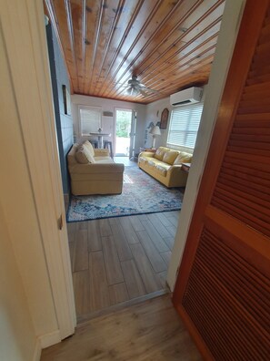 Living area - Cute 2 bedr bungalow, 5 min. Walk to sparkling white sandy Beach!! (Panama City Beach)