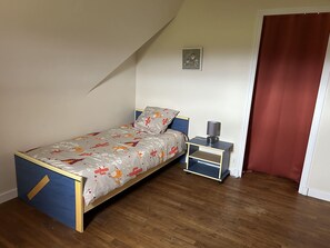 5 bedrooms, iron/ironing board