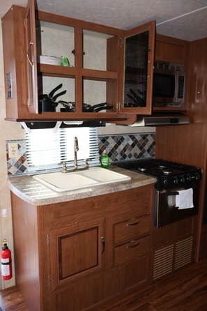 Refrigerador, microondas, horno y parrilla de estufa 