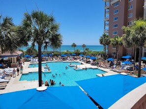 Una piscina techada, una piscina al aire libre