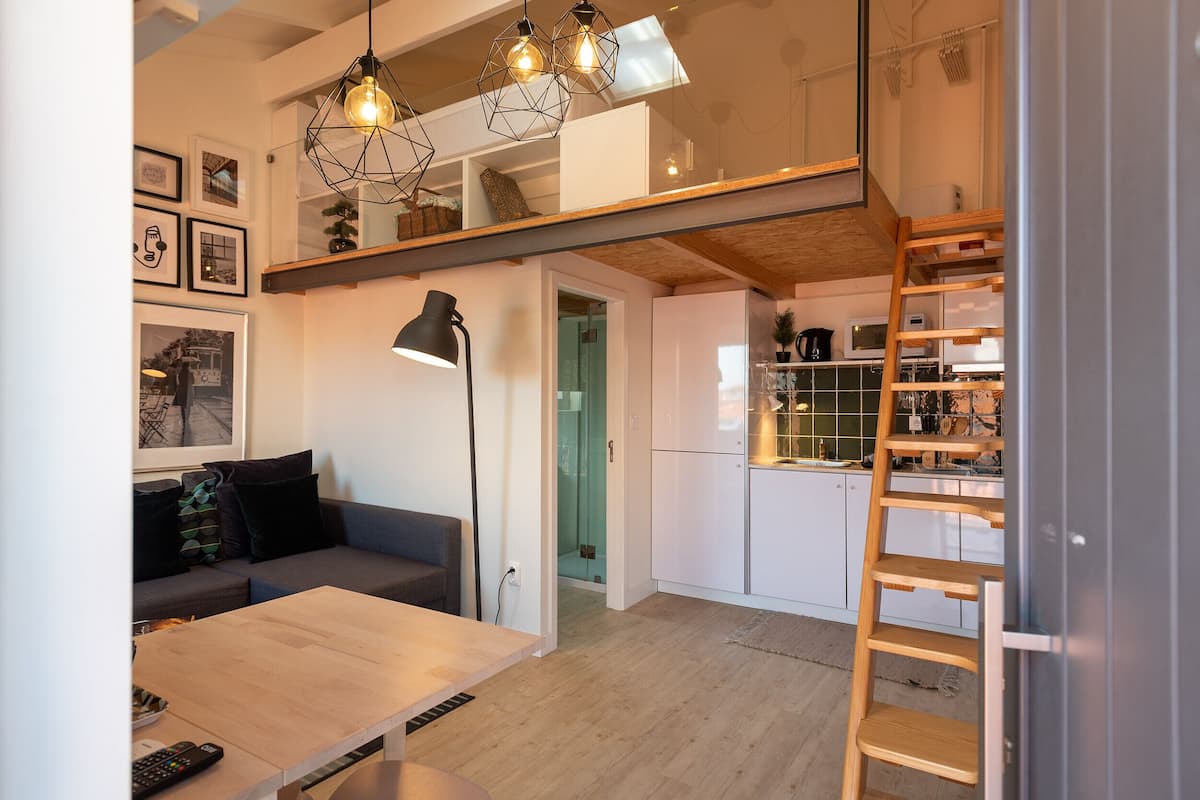 Appartamento Deluxe | Area soggiorno | TV a schermo piatto 32 pollici con canali via cavo