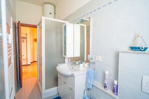 Doccia, asciugacapelli, bidet, asciugamani