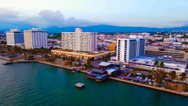 Exterior - Appealing 3 bedroom with Pool, Balcony and Scenic View, Kingston Waterfront. (Kingston)