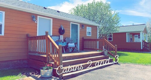 Cozy cabin. Sleeps 2-4. Includes kitchenette, Wi-Fi and an outdoor space. 