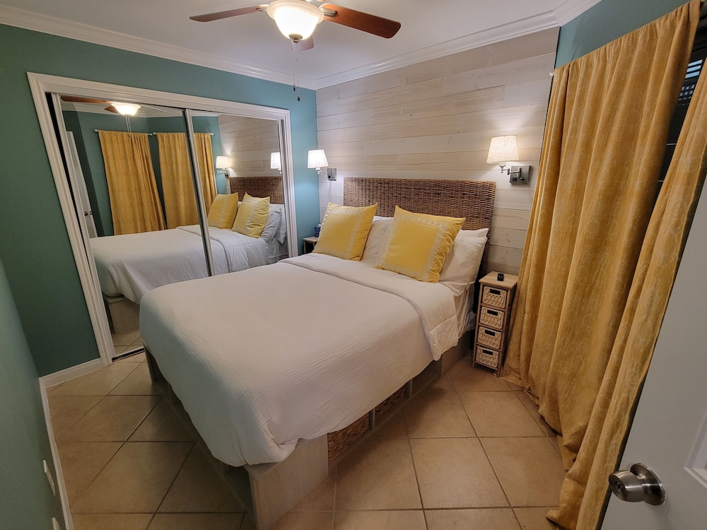 Don't walk across road to access beach! Beach view, balcony, pool, hot