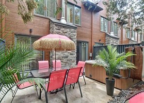 Outdoor dining - Maison de Vacances de 4 Chambres Nichée à la Montagne (Bromont)