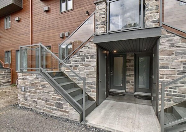 Exterior detail - Maison de Vacances de 4 Chambres Nichée à la Montagne (Bromont)