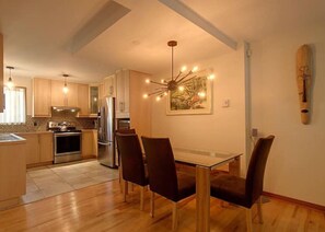 Dining - Maison de Vacances de 4 Chambres Nichée à la Montagne (Bromont)