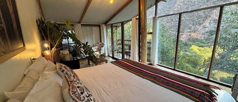 デラックス スイート | 遮光カーテン、ベッドシーツ