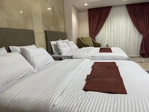 Premium bedding, minibar, in-room safe, desk - Aziz Palace Front Pyramids View & Rooftop Restaurant (Giza)