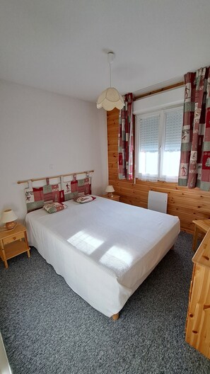 2 chambres, fer et planche à repasser, accès au Wi-Fi (inclus)